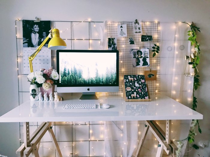 How to decorate a mini office desk