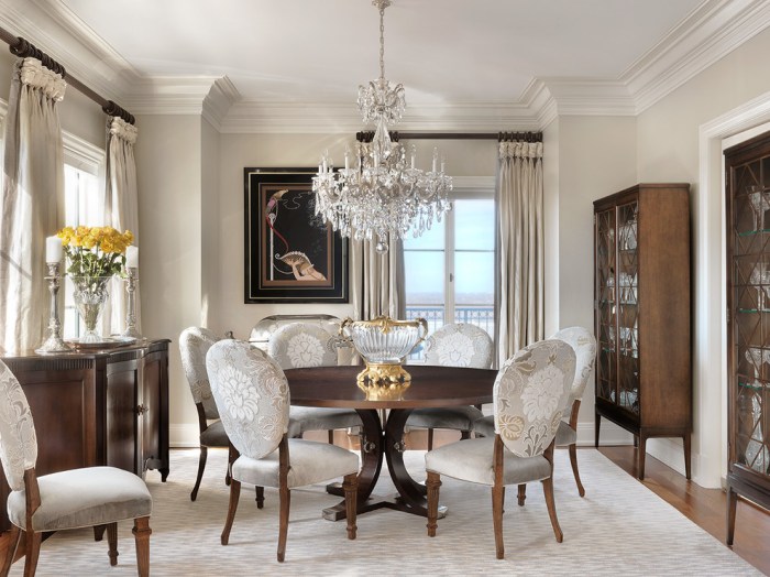 How to decorate a traditional dining room