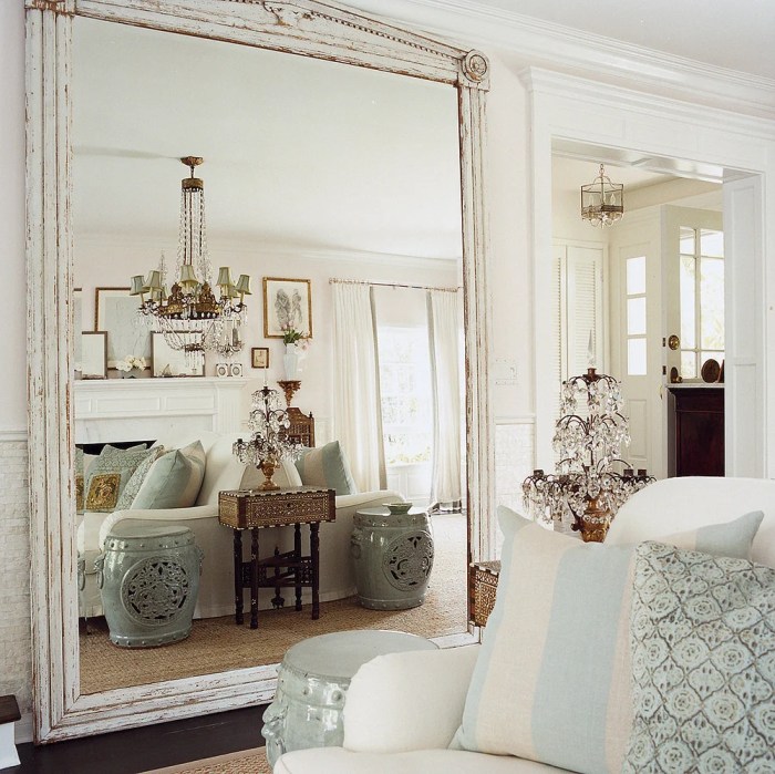 How to use mirrors to decorate a room