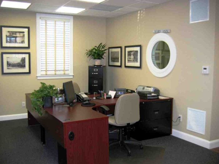 Office windows decorate uptodateinteriors article decor built brighten windowless