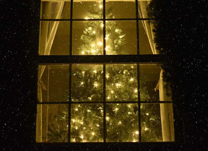 How to decorate your windows with holiday lights