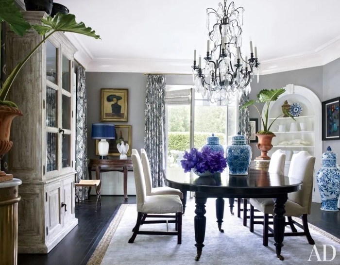 How to decorate a traditional dining room